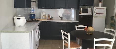 KĂŒhlschrank, Mikrowelle, Ofen, Herdplatte