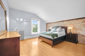 5 bedrooms, desk, iron/ironing board, WiFi