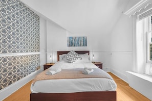 5 habitaciones, escritorio, tabla de planchar con plancha y wifi