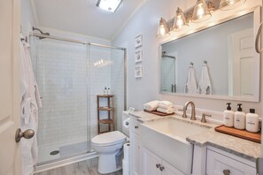 Shower, hair dryer, towels, soap - Ocean Views & Close Beach Access! Linens Included (North Topsail Beach)