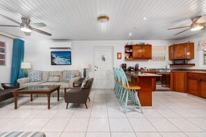 Smart TV - Ideal Home for Larger Family with Pool in Noord (Noord)