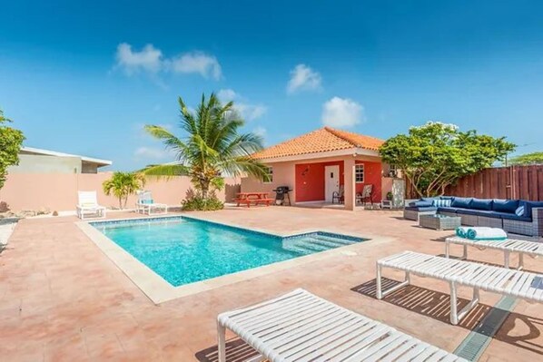 Outdoor pool - Ideal Home for Larger Family with Pool in Noord (Noord)