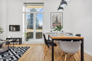 아파트, 침실 2개, 발코니 | 거실