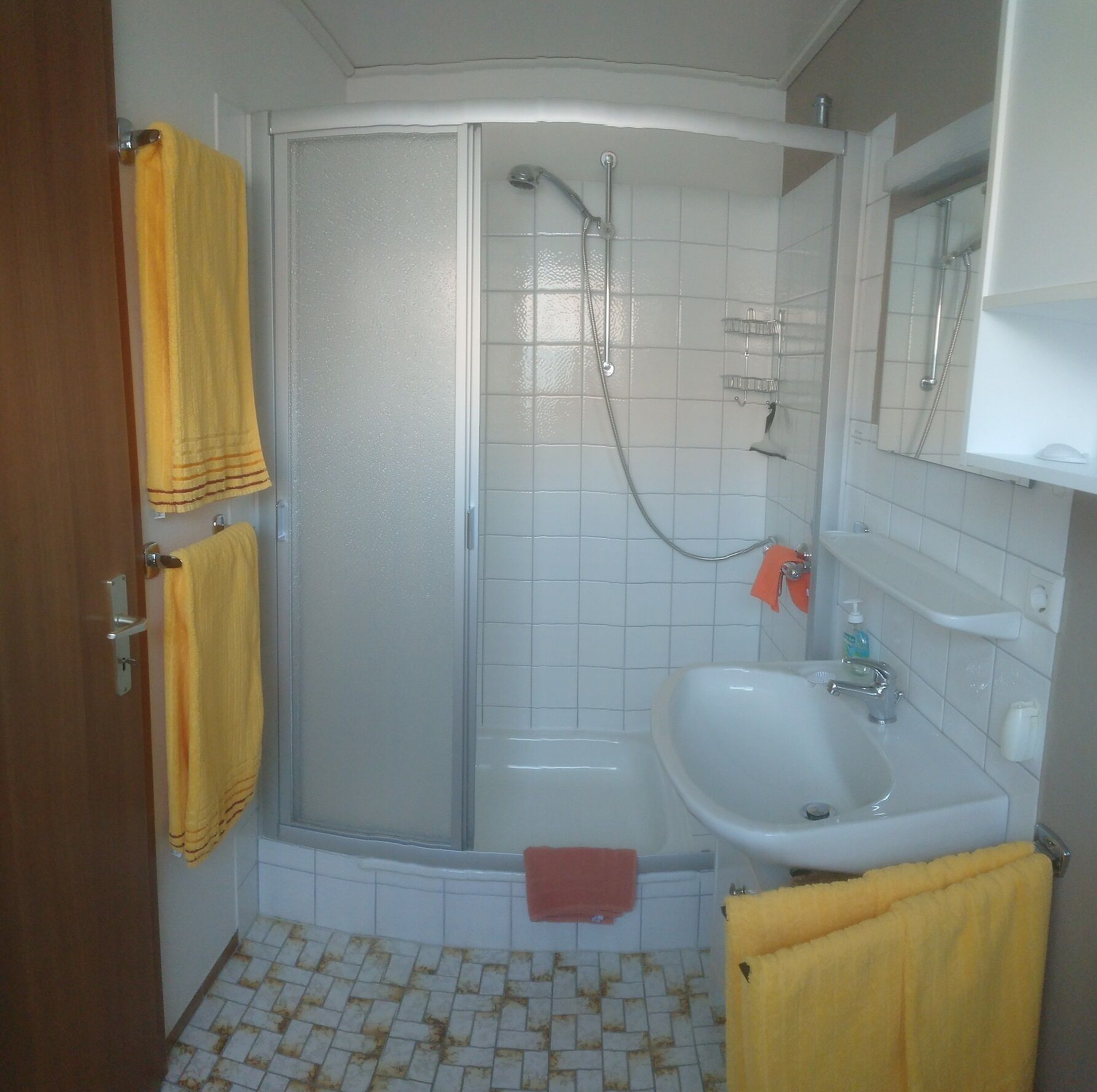 Dusche, Haartrockner, Handtücher, Toilettenpapier