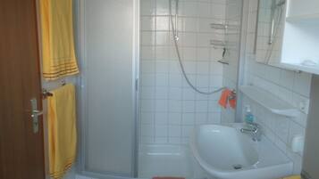 Dusche, Haartrockner, Handtücher, Toilettenpapier