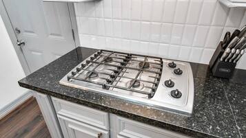 冷蔵庫、電子レンジ、オーブン、コンロ