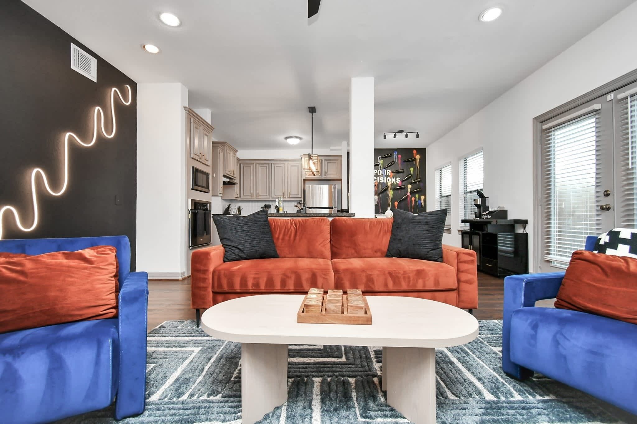 テレビ、暖炉、ステレオ、書斎 / ワークスペース