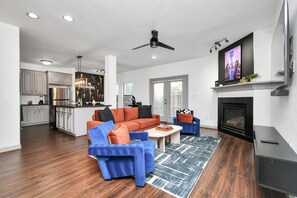 电视、壁炉、立体声音响、办公室