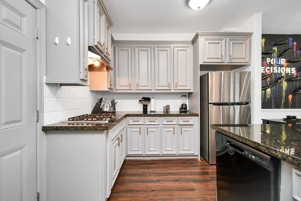 冰箱、微波炉、烤箱、炉灶