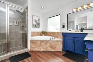 Een douche, een haardroger, handdoeken, shampoo