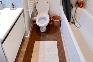 Shower, eco-friendly toiletries, bidet, towels