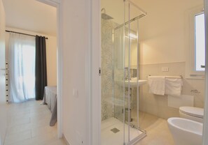 Shower, rainfall showerhead, hair dryer, bidet - Residence in Costa Rei just 350 meters from the sea (Muravera)