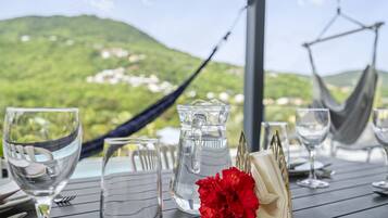 2 bedrooms, free cribs/infant beds