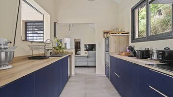 2 bedrooms, free cribs/infant beds