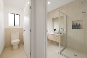 Dusche, Haartrockner, Seife, Shampoo