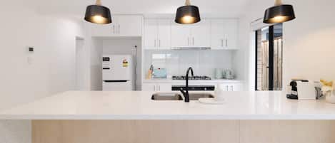 Réfrigérateur, four à micro-ondes, un four, surface de cuisson