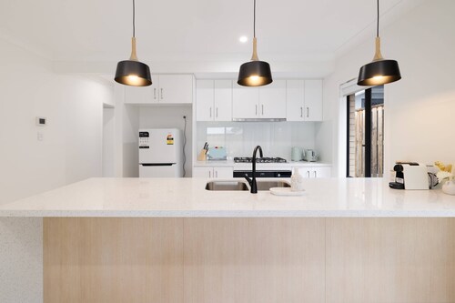 Brand new 4BR Family-friendly house, WIFI, Garage