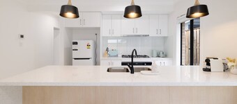 Brand new 4BR Family-friendly house, WIFI, Garage