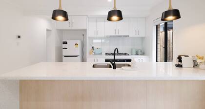 Brand new 4BR Family-friendly house, WIFI, Garage