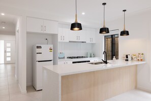 冷蔵庫、電子レンジ、オーブン、コンロ