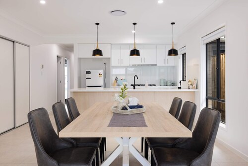 Brand new 4BR Family-friendly house, WIFI, Garage