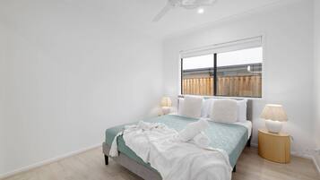 4 habitaciones, tabla de planchar con plancha, wifi y ropa de cama
