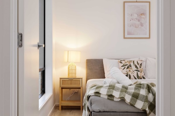 4 bedrooms, iron/ironing board, WiFi, bed sheets
