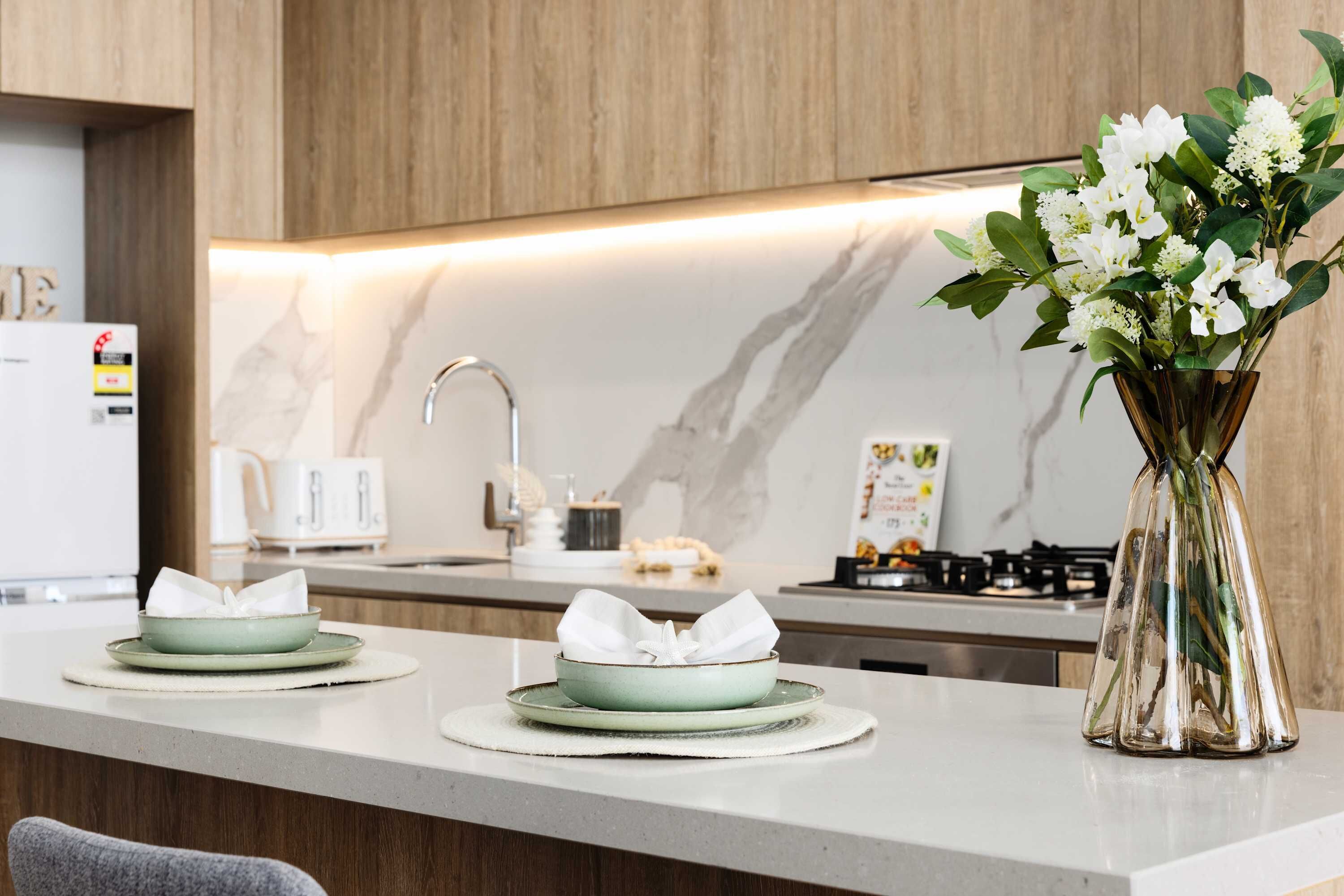 Réfrigérateur, four à micro-ondes, un four, surface de cuisson