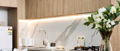 Réfrigérateur, four à micro-ondes, un four, surface de cuisson