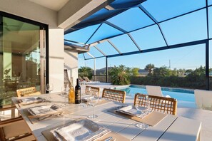 Outdoor dining - Intervillas Florida - Villa Incredible (Cape Coral)