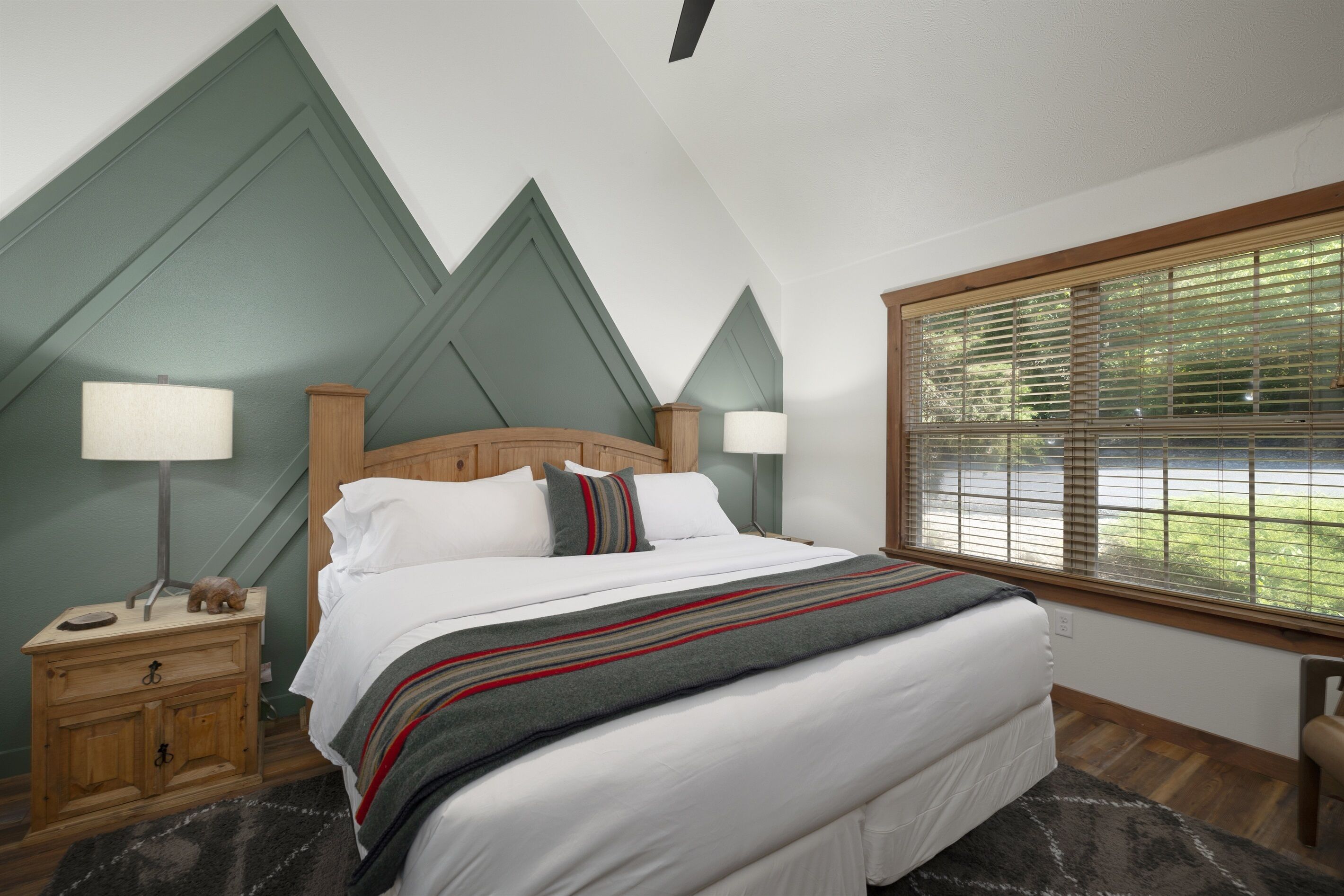 2 quartos, ferros/tábuas de passar roupa, berço de viagem