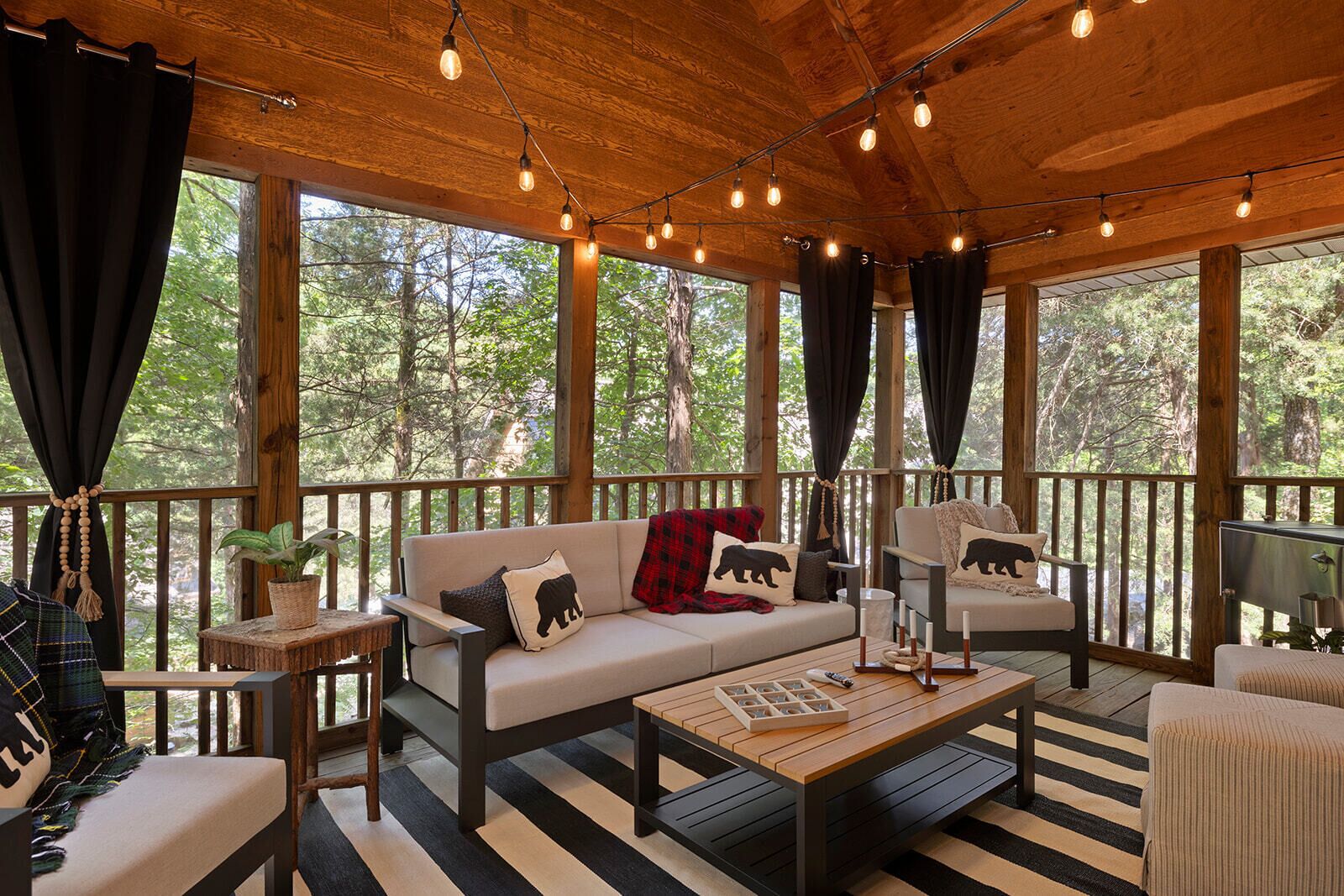 Una Smart TV, una chimenea, libros