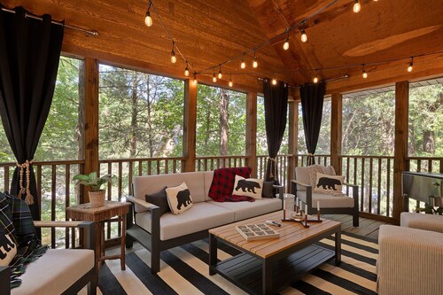 Lazy Bear Lodge II, Pet friendly 2 bedroom lodge near Silver Dollar City