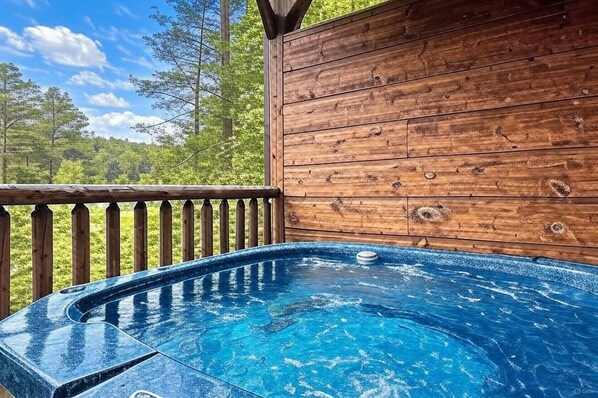 Outdoor spa tub - Gatlinburg Heights, Hot Tub, Game Room, Theater Room, FREE Attraction tickets (Gatlinburg)