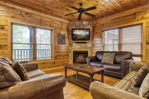 Smart TV, fireplace, video games, DVD player - Gatlinburg Heights, Hot Tub, Game Room, Theater Room, FREE Attraction tickets (Gatlinburg)