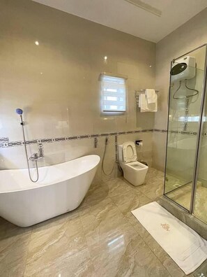 Bathtub, towels, soap, shampoo - Marathon Hotel and Suites  (Lekki)