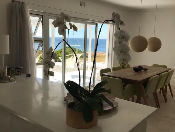Dining - Kommetjie Ocean Sanctuary, Uninterupted extensive sea and mountain views (Cape Town)