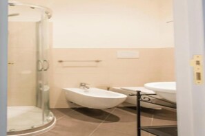 SĂšche-cheveux, bidet, serviettes fournies, savon