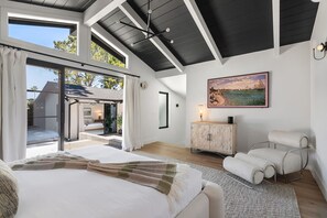 4 Schlafzimmer, Schreibtisch, Bügeleisen/Bügelbrett, WLAN