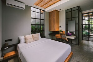 Escritorio, espacio para trabajar con laptop y wifi gratis 