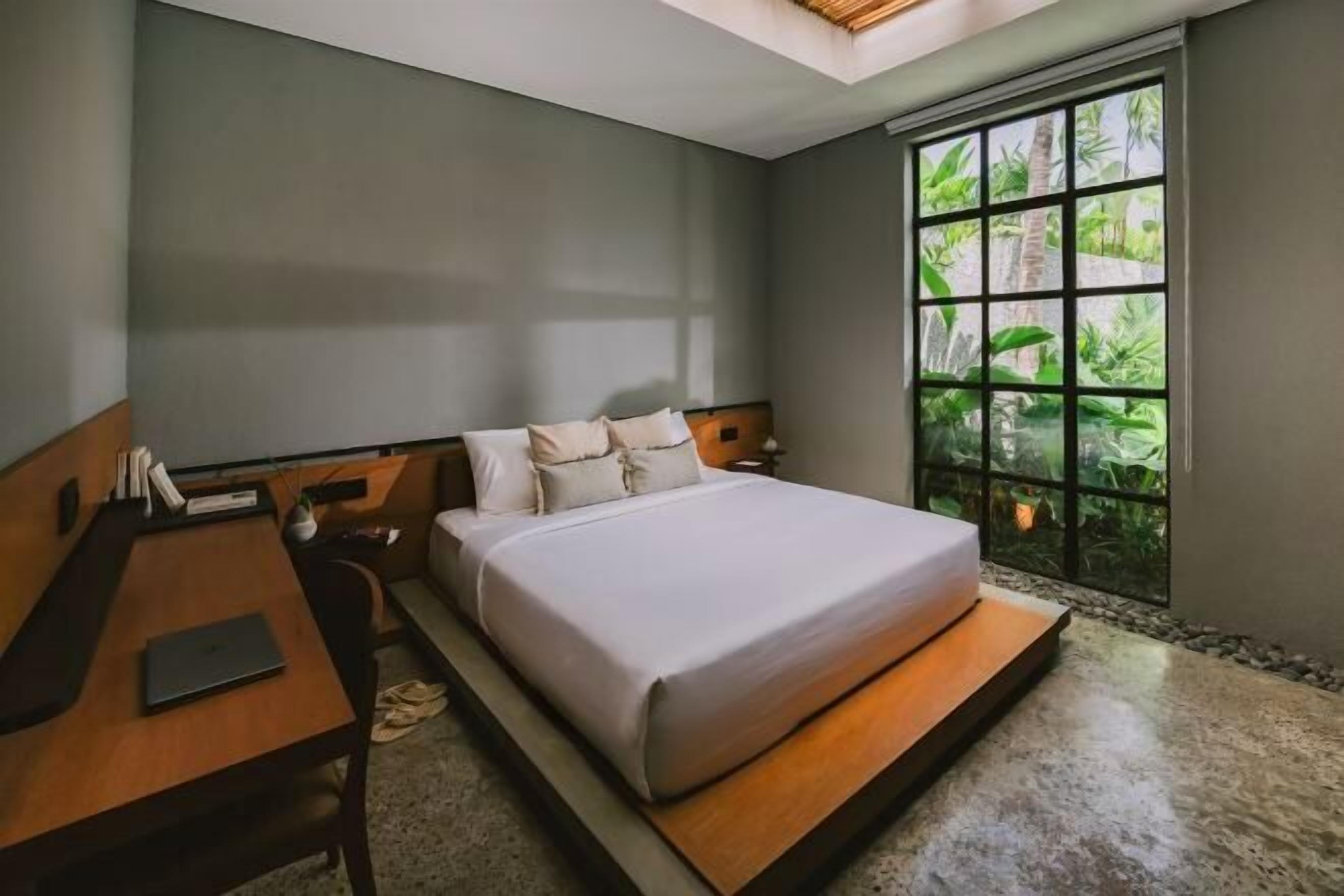 Desk, laptop workspace, free WiFi