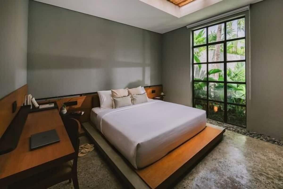 Escritorio, espacio para trabajar con laptop y wifi gratis