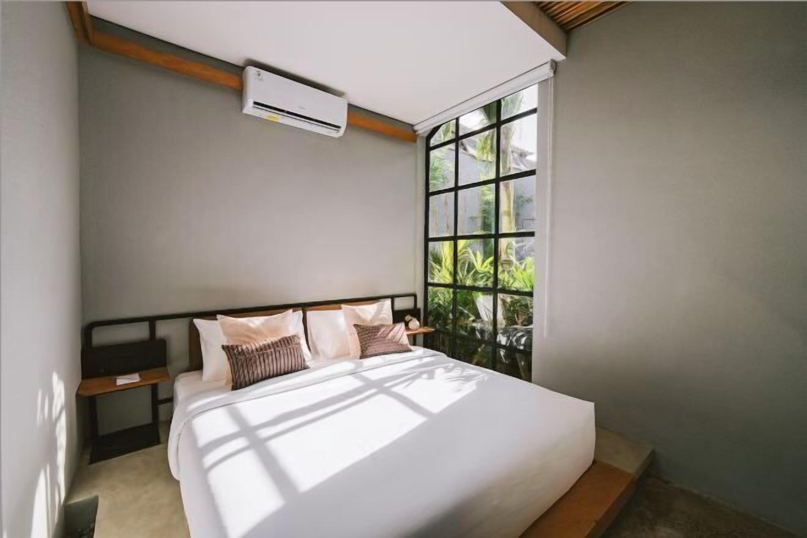 Desk, laptop workspace, free WiFi