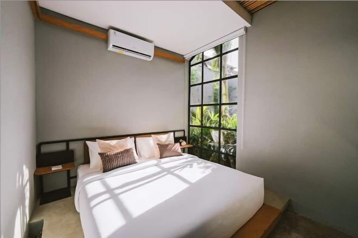 Escritorio, espacio para trabajar con laptop y wifi gratis