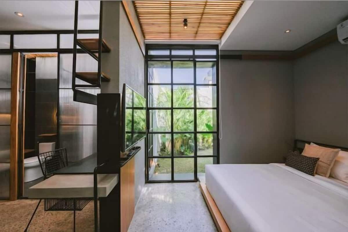 Escritorio, espacio para trabajar con laptop y wifi gratis