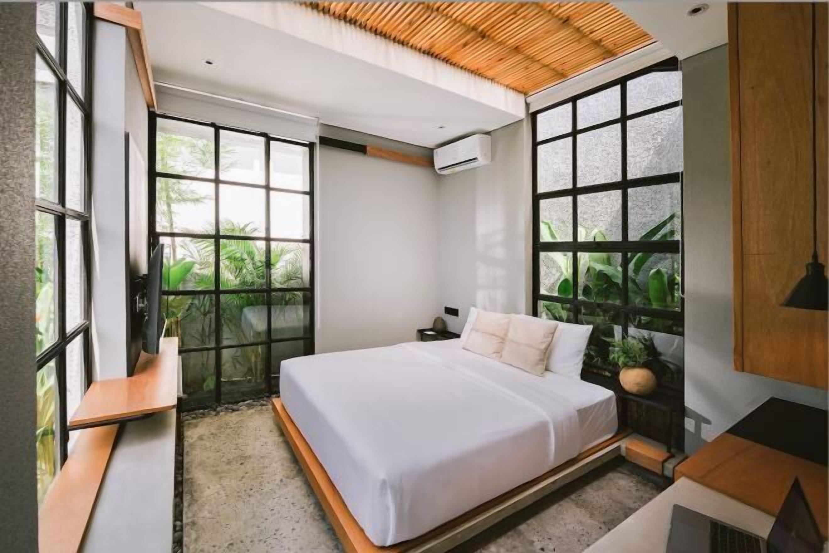 Desk, laptop workspace, free WiFi