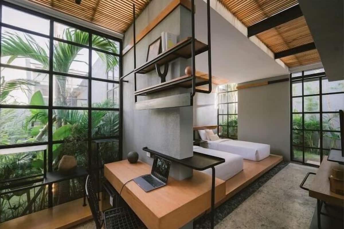 Escritorio, espacio para trabajar con laptop y wifi gratis