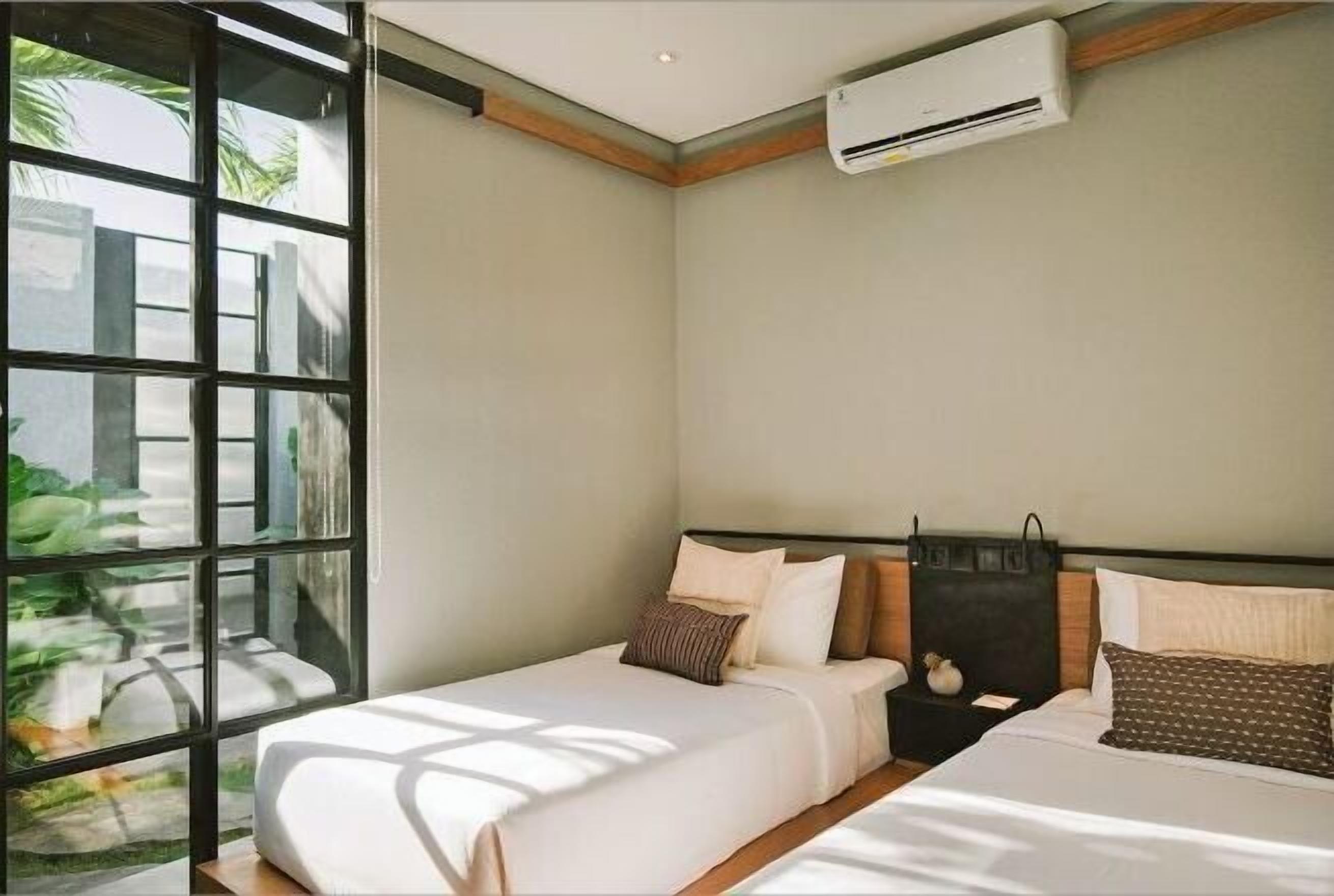 Desk, laptop workspace, free WiFi