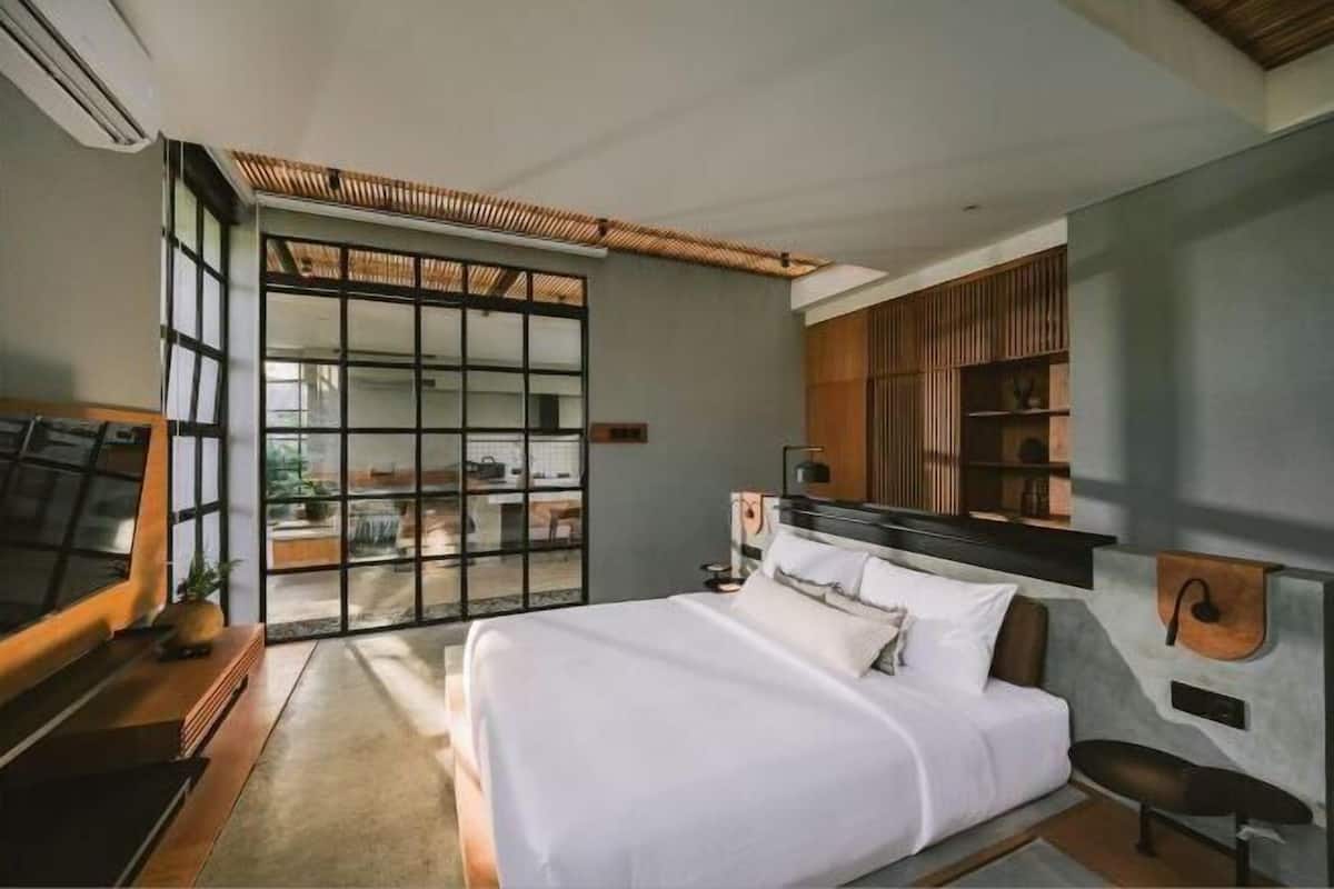 Escritorio, espacio para trabajar con laptop y wifi gratis