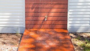Een garagepoort met een waterspuwer.
